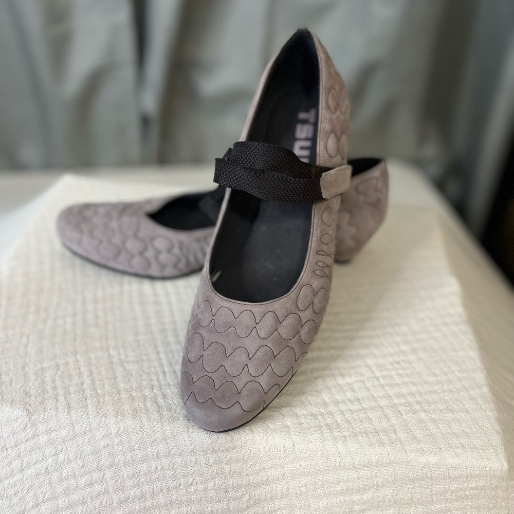 TSUBO Gray Suede Leather Quilted Kitten Heel Sz 8 Anti Slip Mary Jane Juba Pump